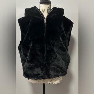 🦄 Zara Black Faux Fur Vest - Size Small 🖤